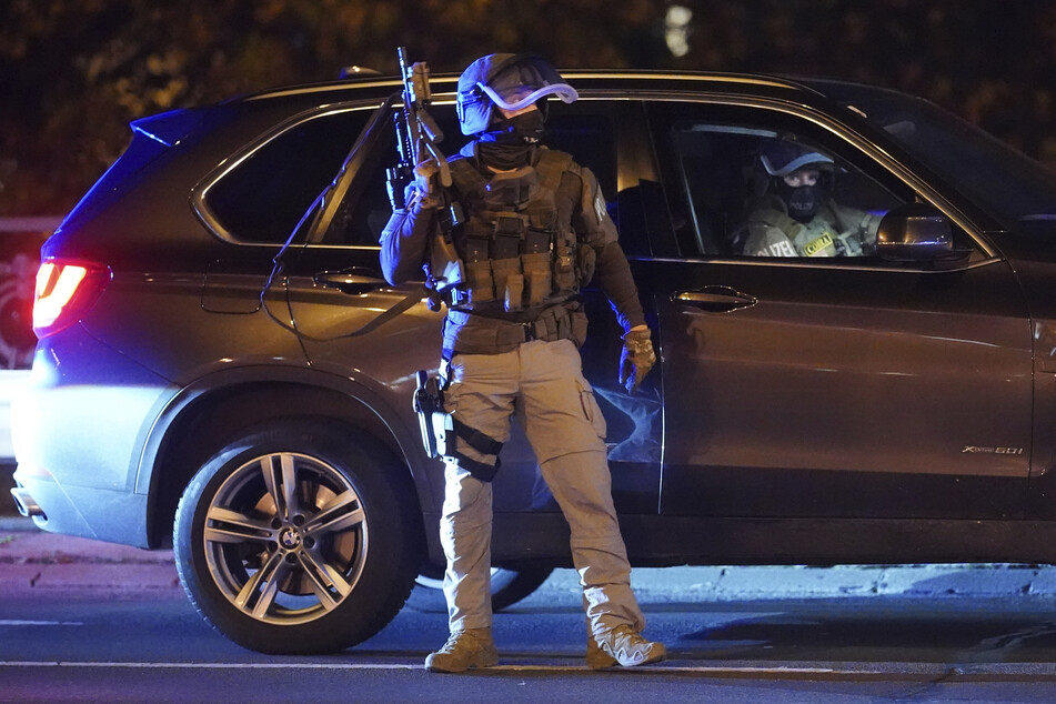 Schwer bewaffnete Polizisten sichern die Innenstadt.