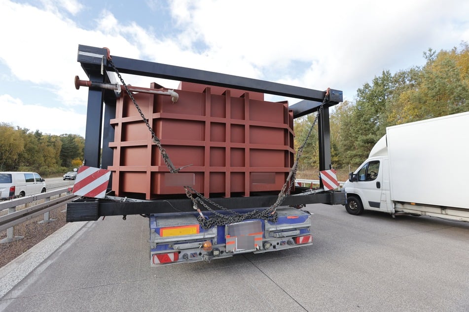Der Transporter blieb stecken, weil er für den Baustellenbereich zu breit war.