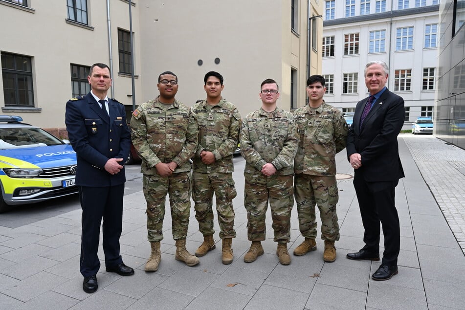 (From l. to r.) Zwickau Police Chief Dirk Lichtenberger (l.) with honorees Private First Class Isaac Salsbery, Sergeants Ulises Hernandez, Jarrett Long, and Nicolas Gomez, as well as US Consul David T. Panetti.