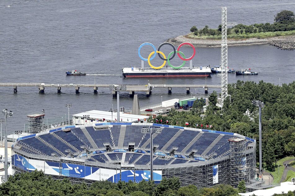 Die auf einem Floß schwimmenden Olympischen Ringe im Hafengebiet von Odaiba in Tokio.