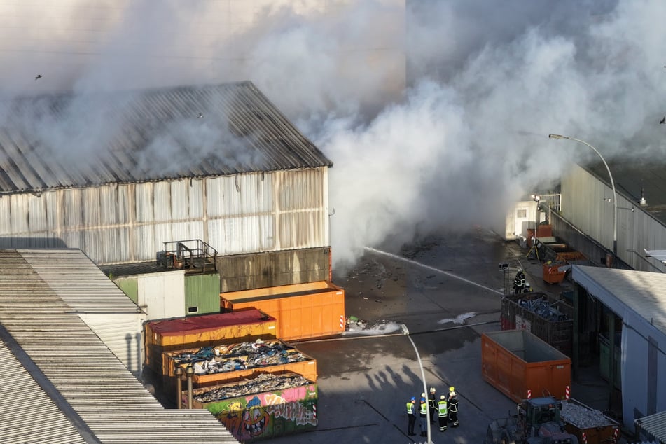 In einer Gewerbehalle in Hamburg-Eidelstedt brennen rund 1800 Kubikmeter Bauschutt.