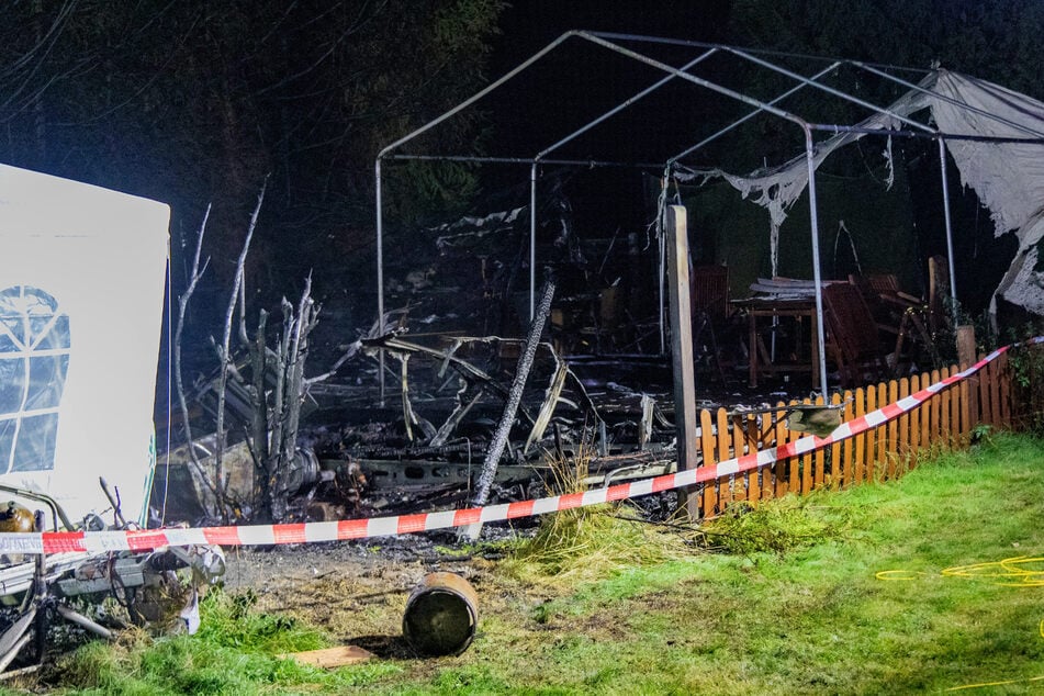 Der Wohnwagen wurde durch die Explosion komplett zerstört.