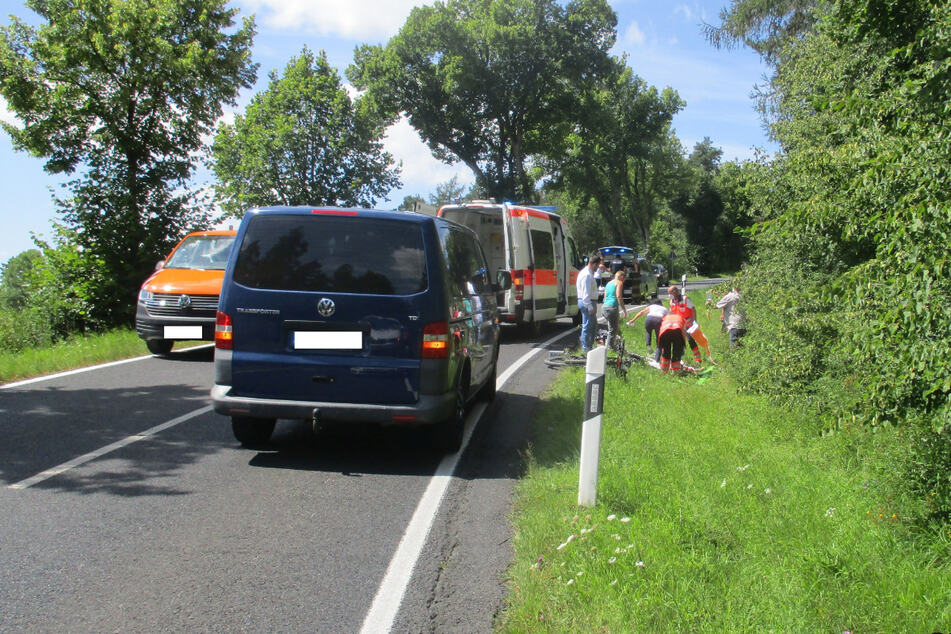 Rettungskräfte kümmerten sich um den 60-Jährigen. Er wurde leblos gefunden und konnte reanimiert werden.