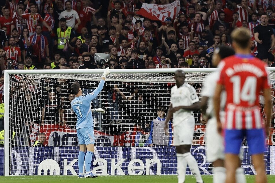 Real-Keeper Thibaut Courtois (32) provozierte nach der 1:0-Führung die wütenden Atlético-Ultras.