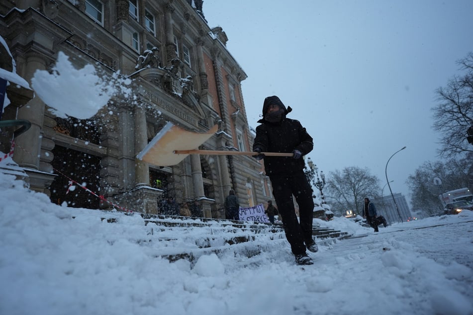 Bevor der Prozessalltag im Strafjustizgebäude starten konnte, musste erstmal der Eingang erstmal vom Schnee freigeschaufelt werden.