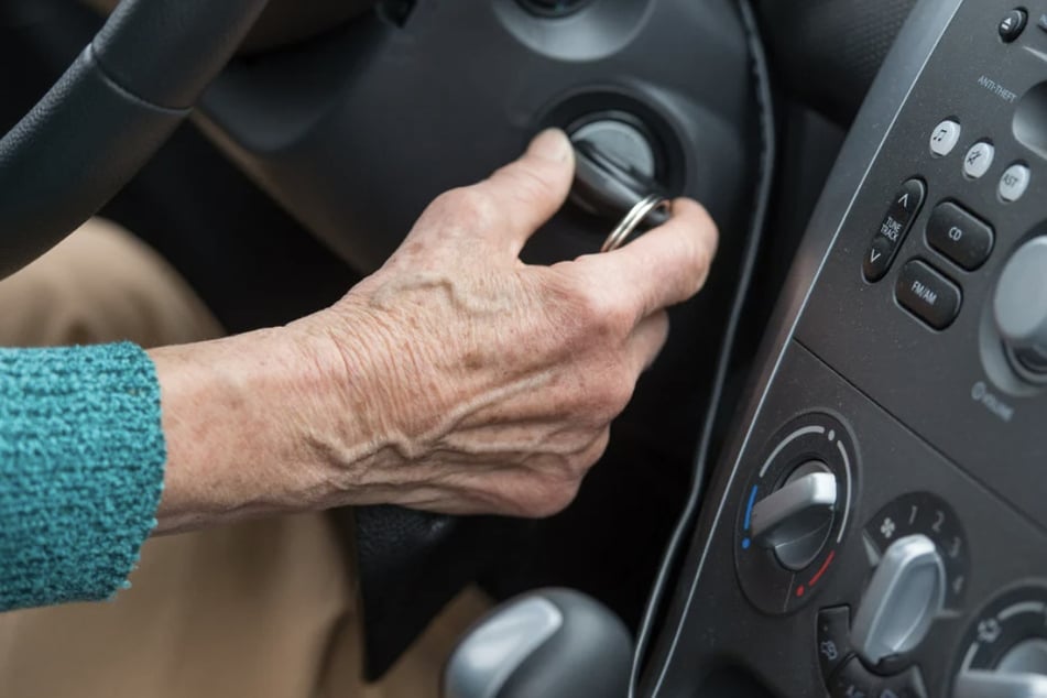 Die 84-Jährige war auf einen vor ihr stehenden Seat an einer roten Ampel aufgefahren. (Symbolfoto)