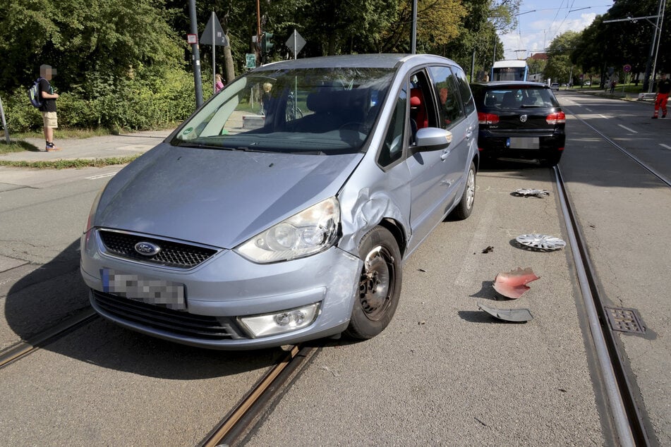 Der Ford sowie der VW wurden stark beschädigt.