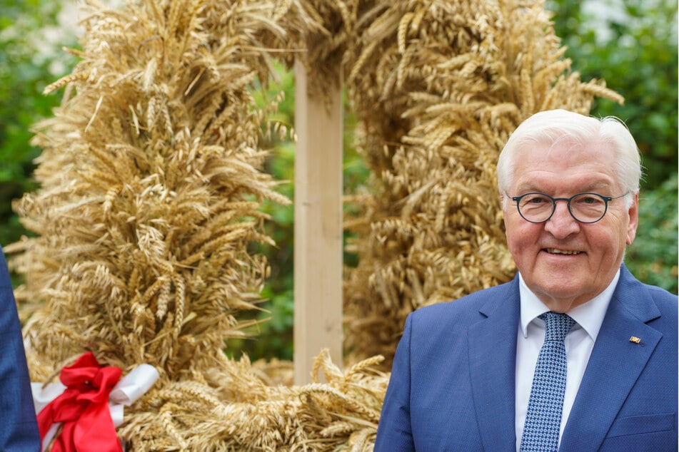 Bundespräsident Frank-Walter Steinmeier (68) stattete am Sonntag der hessischen Stadt Kelkheim (Main-Taunus-Kreis) einen Besuch ab, um eine kuriose Krone entgegenzunehmen.