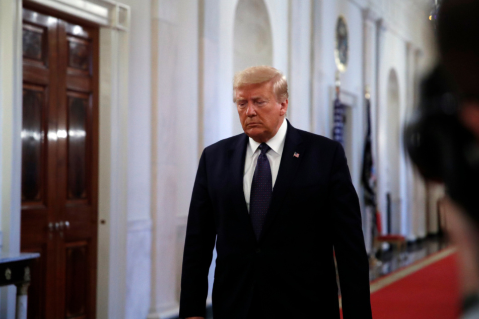 Donald Trump geht durch den Ostsaal des Weißen Hauses.