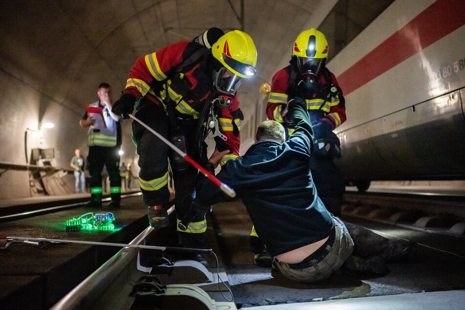 Einer der Komparsen wird von den Einsatzkräften aus einer misslichen Lage befreit.