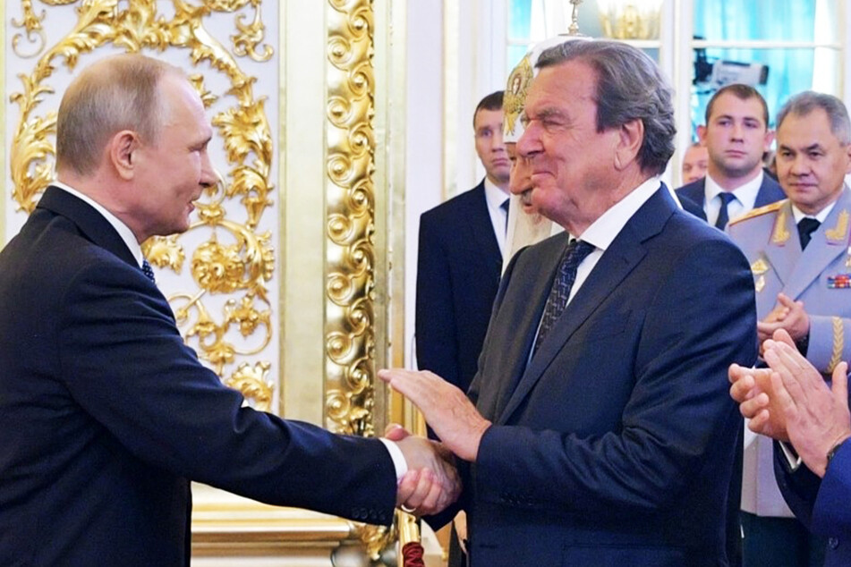 Weil Gerhard Schröder (78, SPD, r.) sich nicht vom russischen Präsidenten Wladimir Putin (69) distanziert, gibt es nun harte Sanktionen.