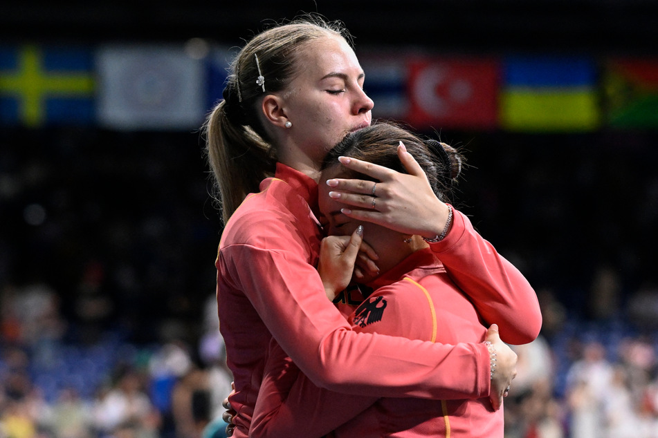 Die deutsche Tischtennis-Spielerin Xiaona Shan (41, r.) wird von ihrer Teamkollegin Annett Kaufmann (18) getröstet.