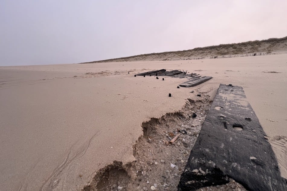 Stürme auf der Nordseeinsel haben das unter Sand verborgene Wrackteile sichtbar gemacht.