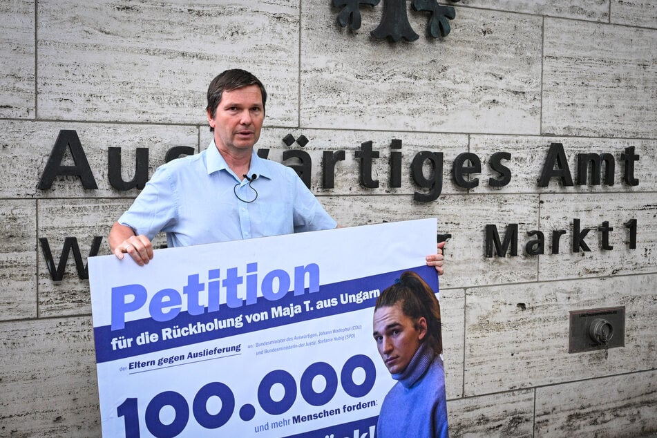 Vor mehr als einer Woche lief Majas Vater Wolfram Jarosch von Jena nach Berlin, um dem Außenminister eine Petition für die Rückholung von Maja aus Ungarn zu überreichen.