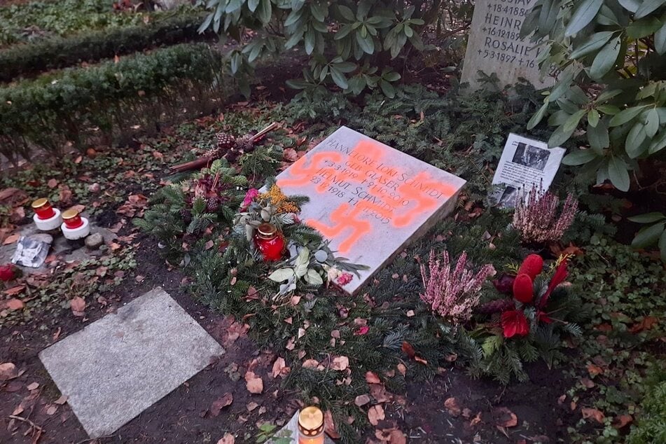 Das Grab von Helmut Schmidt (†96) und seiner Frau Loki (†91) wurde erneut mit Hakenkreuzen beschmiert.