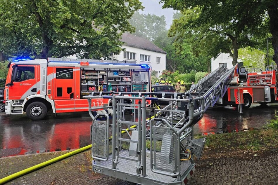 Die Feuerwehr ist mit mehreren Rüstfahrzeugen und zwei Drehleitern am Einsatzort gewesen.