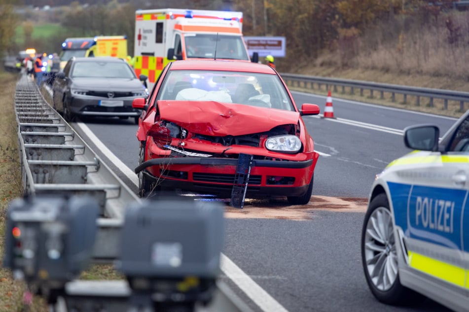 Acht Personen wurden bei einem Crash auf der B4 verletzt – eine davon schwer. Grund soll ein mobiler Blitzer gewesen sein.