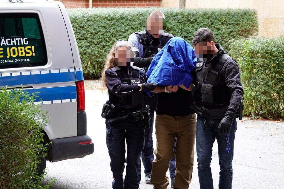 Der 27-Jährige wurde am Freitag in Chemnitz einem Richter vorgeführt. Anschließend ging es in U-Haft.