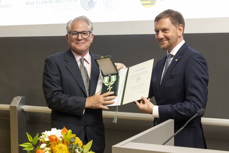 Im Max-Planck-Institut für molekulare Zellbiologie und Genetik überreichte Ministerpräsident Michael Kretschmer (49, CDU) Professor Eugene Myers (70, l.) den Verdienstorden des Freistaates.