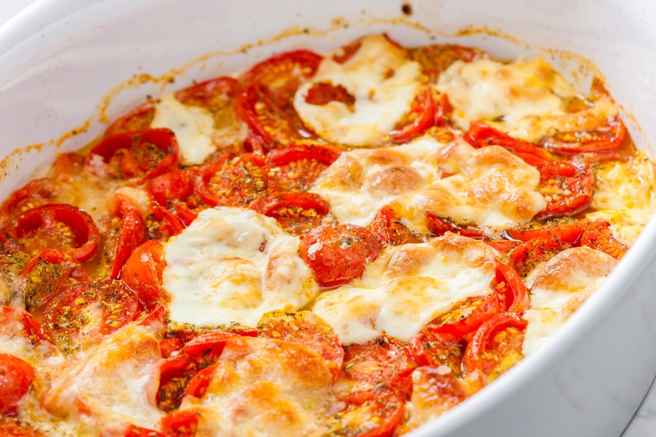 Der vegetarische Tortellini Auflauf ist reich an Tomaten und Mozzarella.