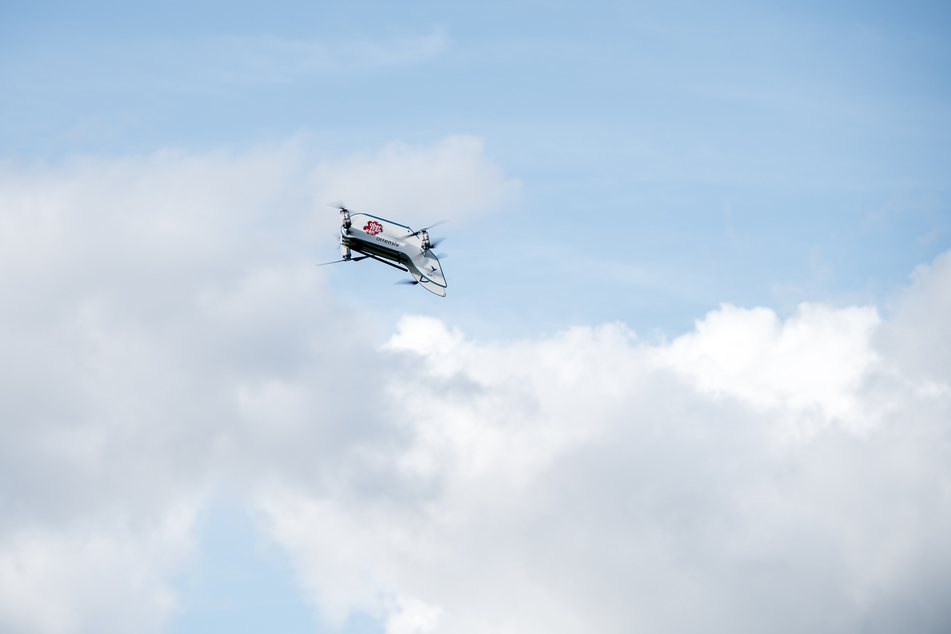 Illegal fliegende Drohnen sollen es in NRW künftig schwer haben. (Symbolbild)