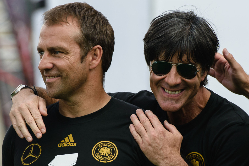 Bei der Weltmeisterschaft 2014 in Brasilien feierten Hansi Flick (damals 49, l.) und Jogi Löw (damals 54) ihren größten sportlichen Erfolg!