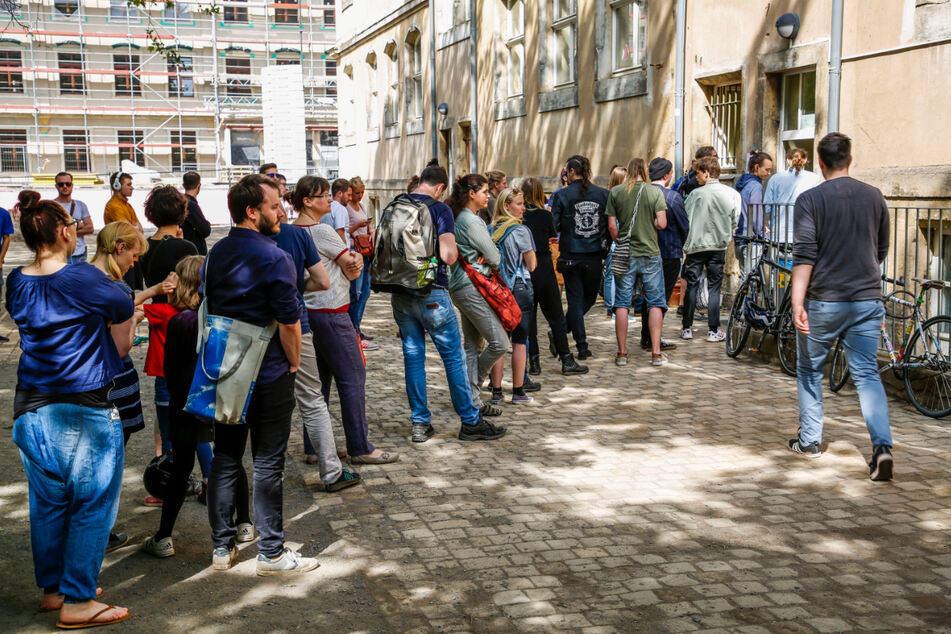 Andrang vor einem Wahllokal in der Dresdner Neustadt bei der Europawahl 2019. Auch der Wahlhelfer-Zuspruch ist in diesem Viertel sehr gut.