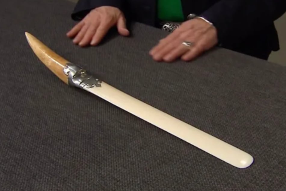 Laut Expertin Friederike Werner (63) handelt es sich allerdings um ein Papiermesser, mit dem früher die Seiten von gebundene Büchern aufgeschnitten wurden.