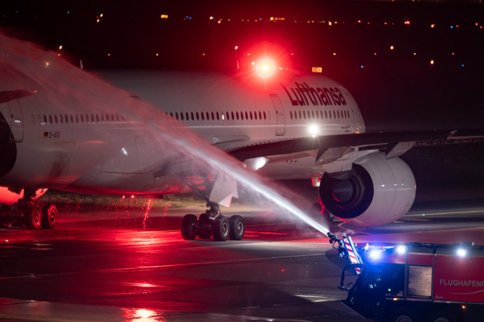 Der letzte Lufthansa Flug der Airbus A350 Maschine von Tegel rollt zum Startfeld und wird dabei von der Flughafen-Feuerwehr mit einer Wasserfontäne verabschiedet.