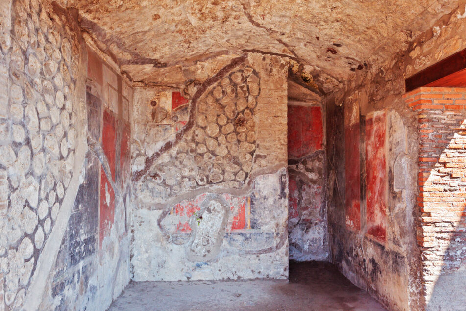Fragmente von Fresken in einem der zerstörten Häuser von Pompeji.