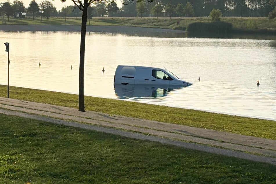 Ungewöhnlicher Anblick: Am Mittwoch ist ein Mann in den Morgenstunden mit seinem Auto im Riemer See gelandet. Die Polizei ermittelt.