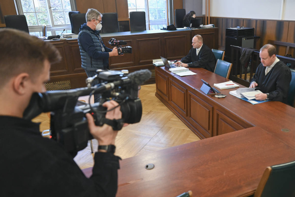 Die Anwälte Björn Seelbach (r.) und Christian Kunath warten im Gerichtssaal des Darmstädter Landgerichts auf die Angeklagte. Am heutigen Dienstag wurde das Geständnis der 33-Jährigen vorgelesen.