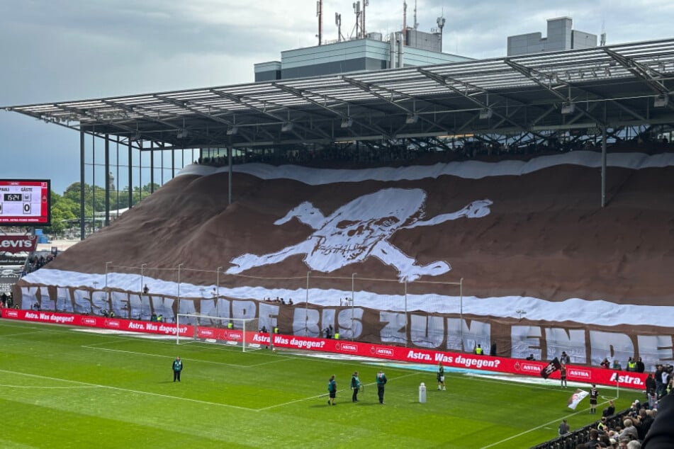 Als Zeichen der Unterstützung im Abstiefskampf präsentierten die St.-Pauli-Fans eine Choreo vor Anpfiff der Partie.