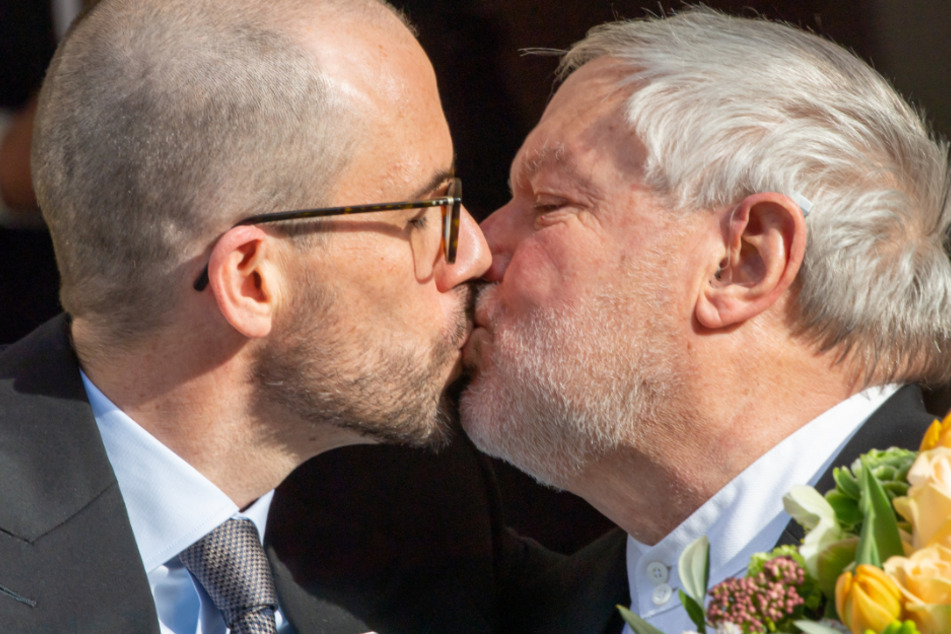 Der ehemalige Benediktiner-Mönch Anselm Bilgri (68, r.) und sein Mann Markus (40) küssen sich nach ihrer Trauung vor dem Münchner Standesamt in der Mandlstraße.