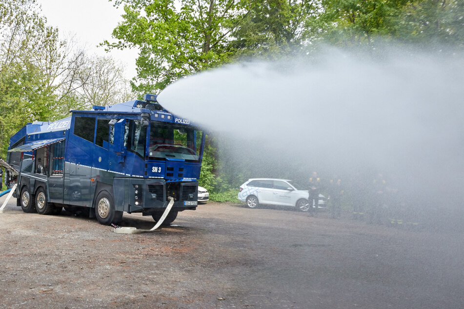 Bis die neuen Löschfahrzeuge da sind, hilft die Polizei bei Waldbränden mit ihren Wasserwerfern aus.