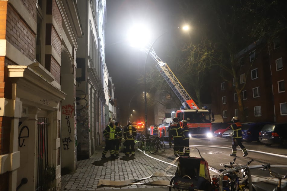 In der Nacht zu Sonntag brannte eine Wohnung in der Thadenstraße in Hamburg-Altona.