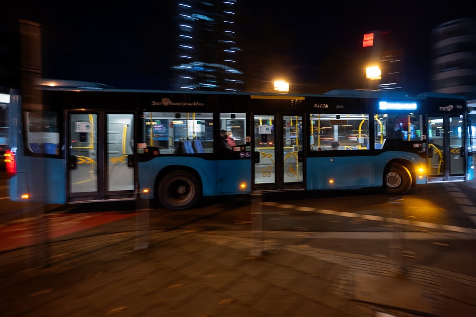 Der Jugendliche hatte den Bus in Wiesbaden geklaut und dann seine Freundin damit zur Schule ins 130 Kilometer entfernte Karlsruhe gefahren. (Symbolbild)