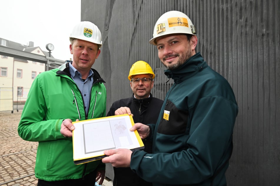 Projektleiter Matthias Meyer, Bürgermeister Bernd Birkigt und Museumsleiter Jan Färber halten die Projektdarstellung in den Händen.
