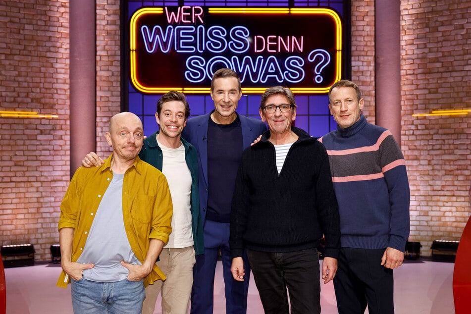 Moderator Kai Pflaume (M.) und seine Rateteam-Kapitäne Bernhard Hoëcker (l.) und Wotan Wilke Möhring (r.) begrüßen am Montag in Folge 1354 Tobias Krell (2.v.l.) und den Schauspieler Guido Hammesfahr.
