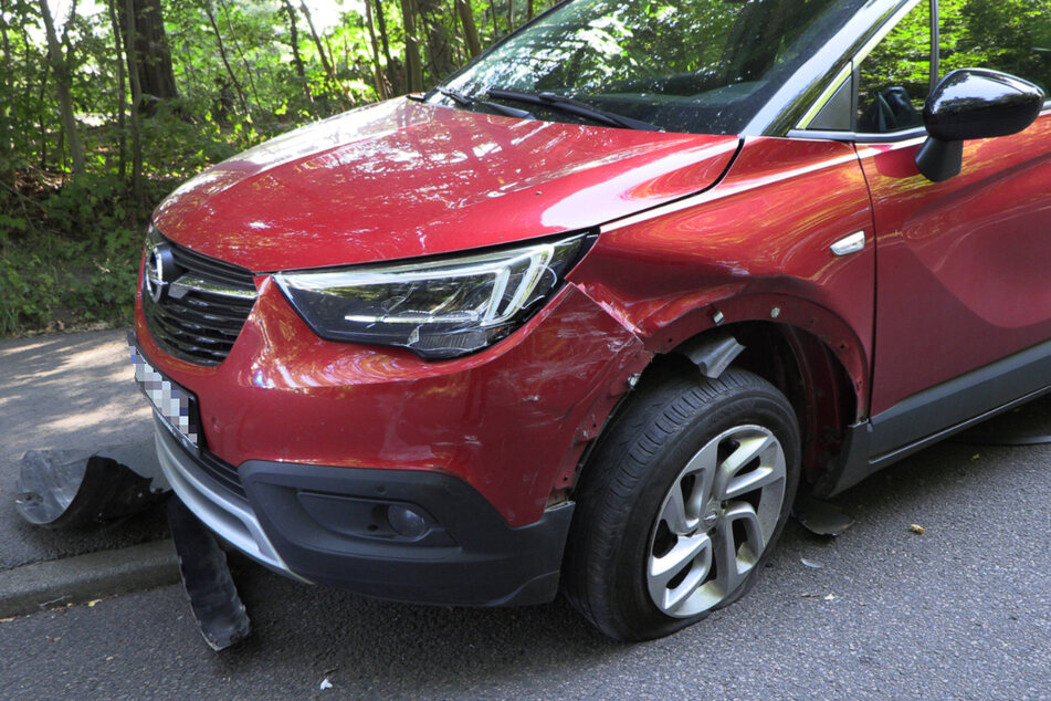 Ein Opel und ein Peugeot waren in den Unfall verwickelt. Eine Person musste aufgrund ihrer Verletzungen vom Rettungsdienst versorgt werden.