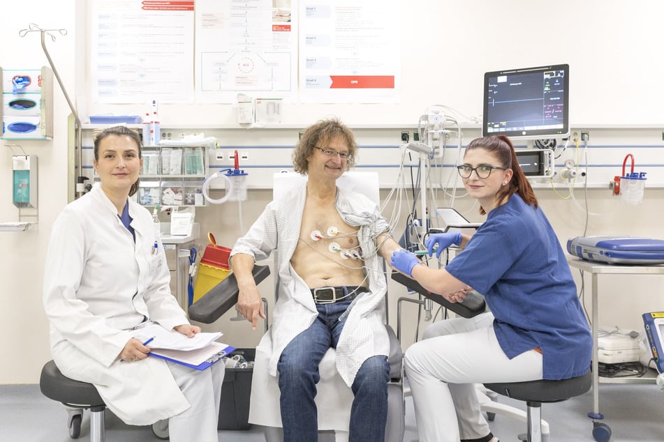 Ärztin Elena Haußig (42, l.) und Schwester Patricia Leuthold (28) verkabeln den Künstler (60) im Herzzentrum für das EKG.