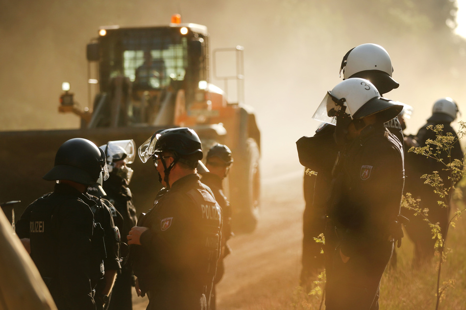Die Polizei im Hambacher Forst am Dienstagmorgen.