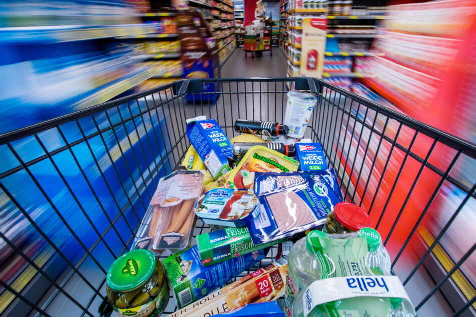 Die Waren sollten per Einkaufswagen aus dem Markt gebracht werden. (Symbolbild)