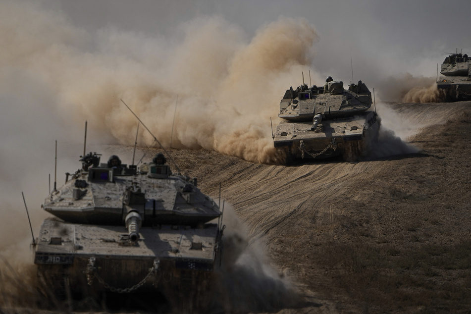 Israelische Panzer fahren auf die Grenze zum Gazastreifen im Süden Israels zu.