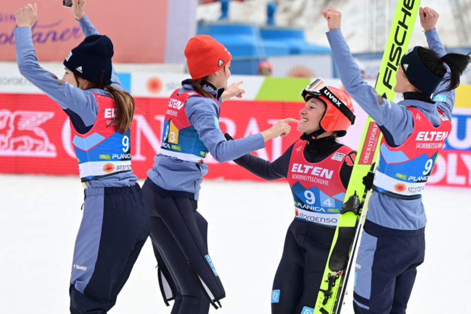 Angeführt von Althaus: Deutsche Skispringerinnen holen WM-Gold!