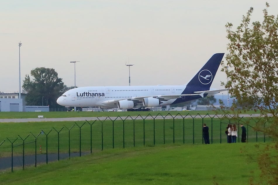 Ein Lufthansa-A380 sollte eigentlich am Mittwochmittag in Dresden abheben. Der Start verzögert sich jedoch bis voraussichtlich Freitag. (Archivbild)