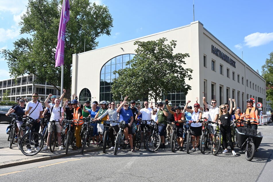 Die Teilnehmer der Radtour an der Hartmannfabrik, einer der zentralen Orte zur Kulturhauptstadt.