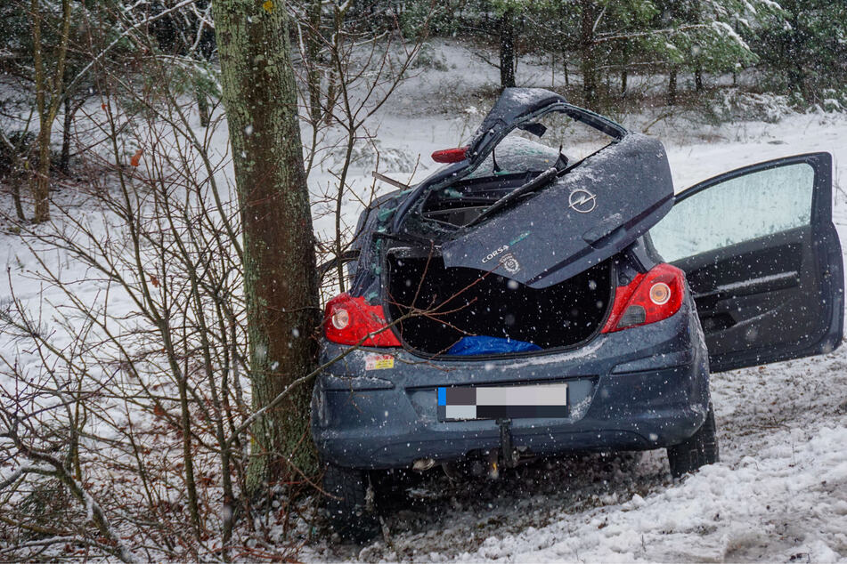 Am Samstagnachmittag kam ein Opel Corsa von der Straße ab und knallte gegen einen Baum