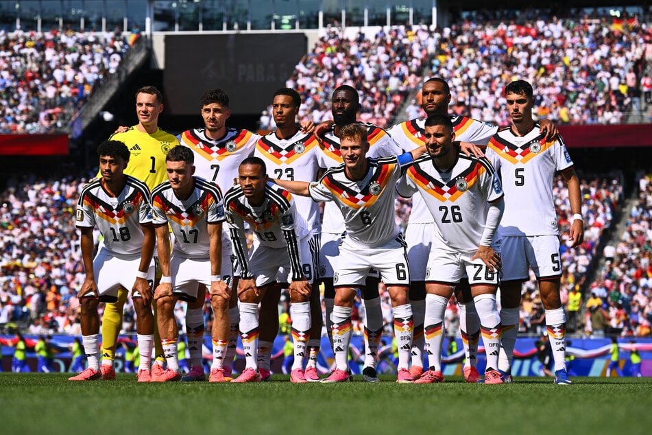 Von der Startelf gegen Paraguay könnten drei Spieler nie mehr für Deutschland spielen: Manuel Neuer (o.l.), Antonio Rüdiger (oben, 4.v.l.) und Leroy Sané (unten, 3.v.l.).