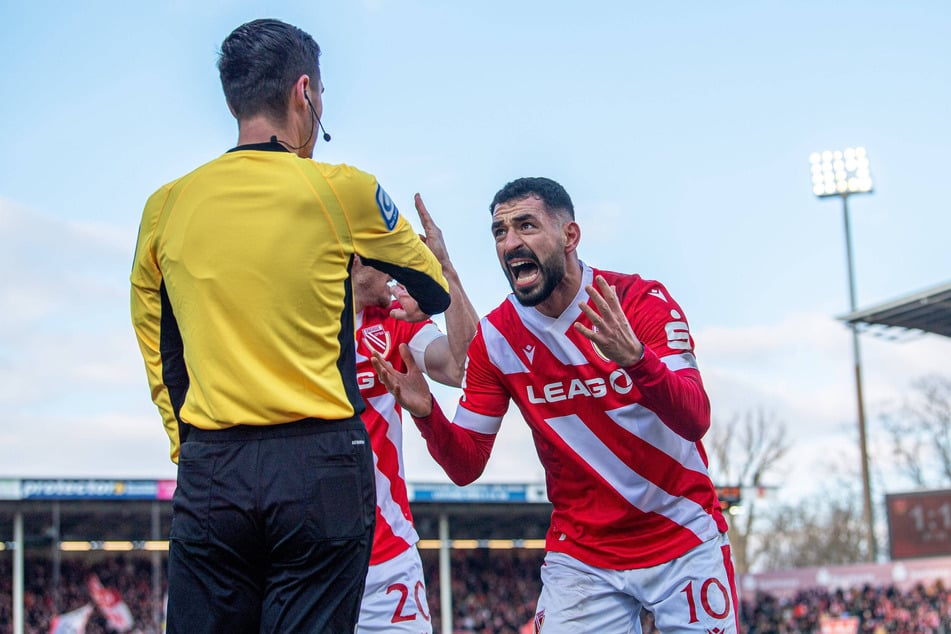 Tolcay Cigerci (31, r.) kann es nicht fassen und fühlt sich von Schiedsrichter Ben Uhrig um ein Tor betrogen.
